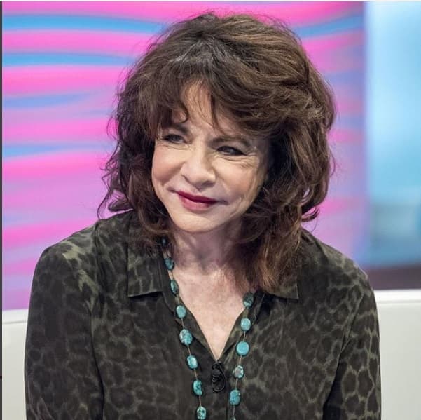 En noviembre de 2017 Stockard Channing sorprendió con su rostro tan cambiado por el exceso de cirugías plásticas. Reapareció en un programa de televisión llamado 'Lorraine on ITV'. La actriz, de 73 años de edad, ha ganado un Golden Globe y ha tenido papeles importantes en el teatro de Brodway.