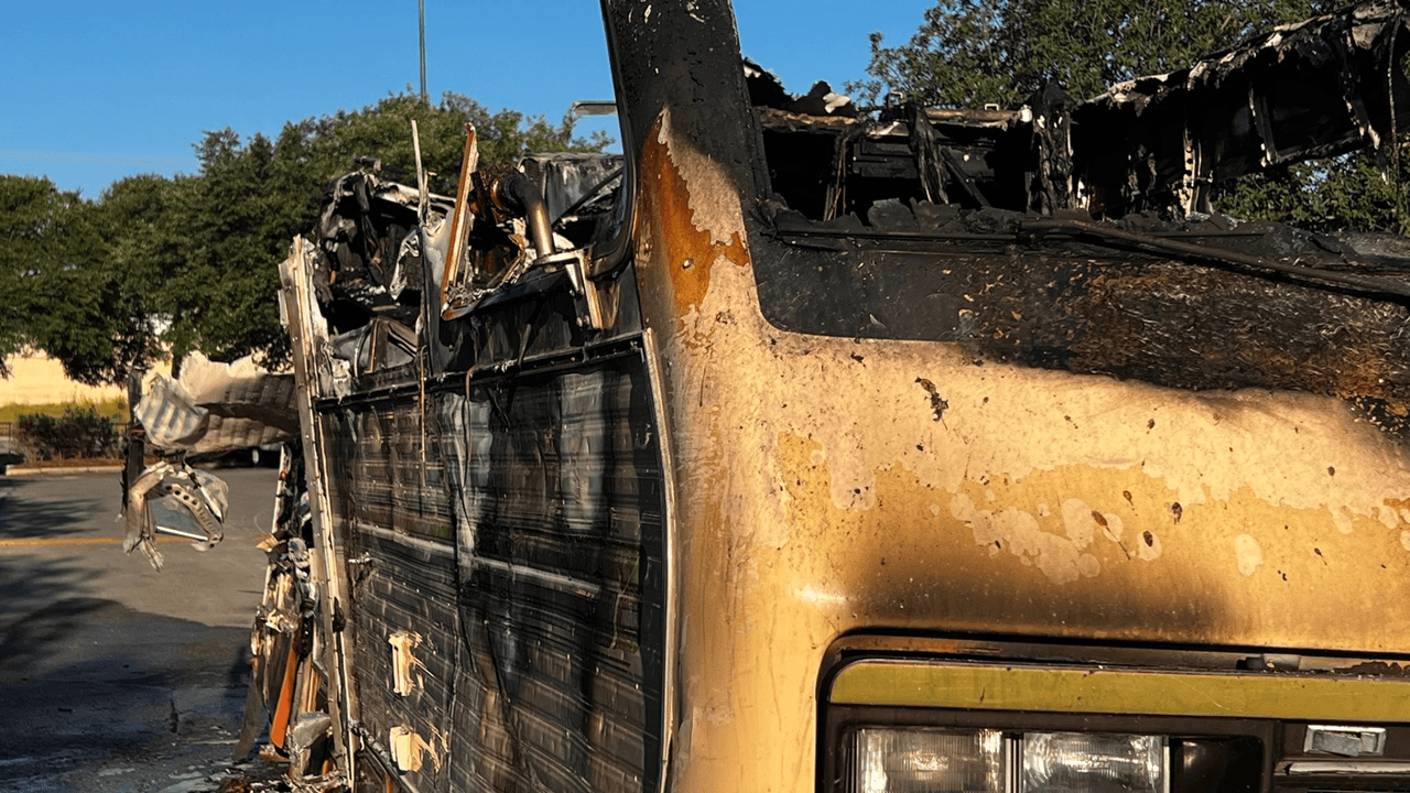 La mujer que viajaba en la camioneta no tuvo ninguna herida, pero el hombre sí recibió quemaduras de tercer grado.