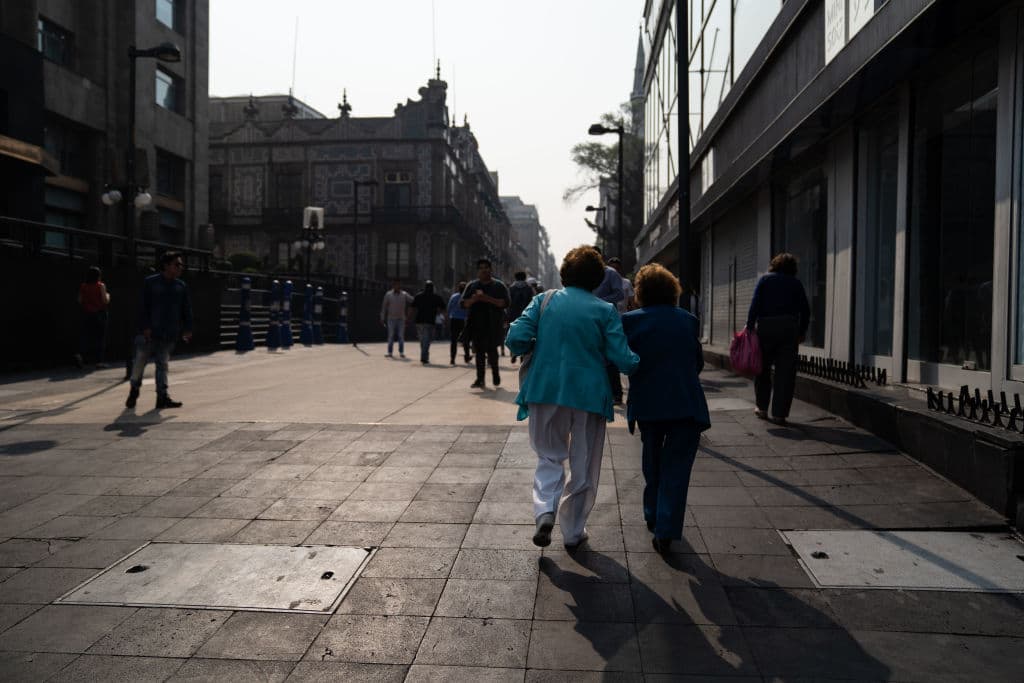 A pesar de la alerta, los citadinos salieron a la calle a hacer sus diligencias. En esta foto tomada en el Centro Hist贸rico de la ciudad se alcanza a percibir al fondo la mala calidad del aire.