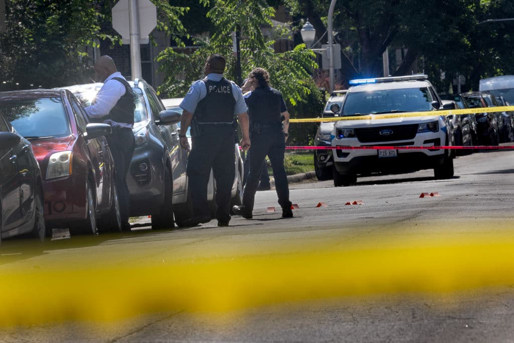 Hispano muere en tiroteo contra asistentes a vigilia de oración en La Villita, que dejó otros 6 heridos