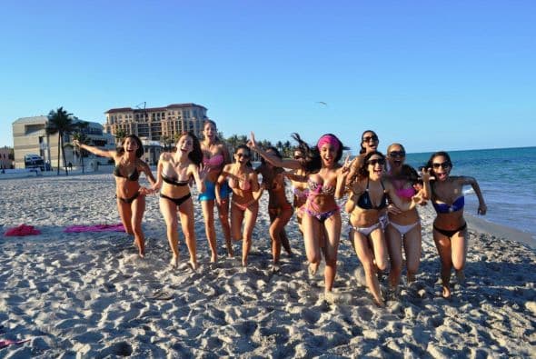 Las chicas de Nuestra Belleza Latina se escaparon a la playa y deleitaron a los caballeros con sus espectaculares curvas latinas.