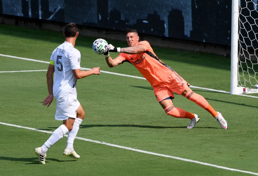 En una edición más del Clásico del Tráfico, el conjunto galáctico consiguió la victoria por dos goles a cero.