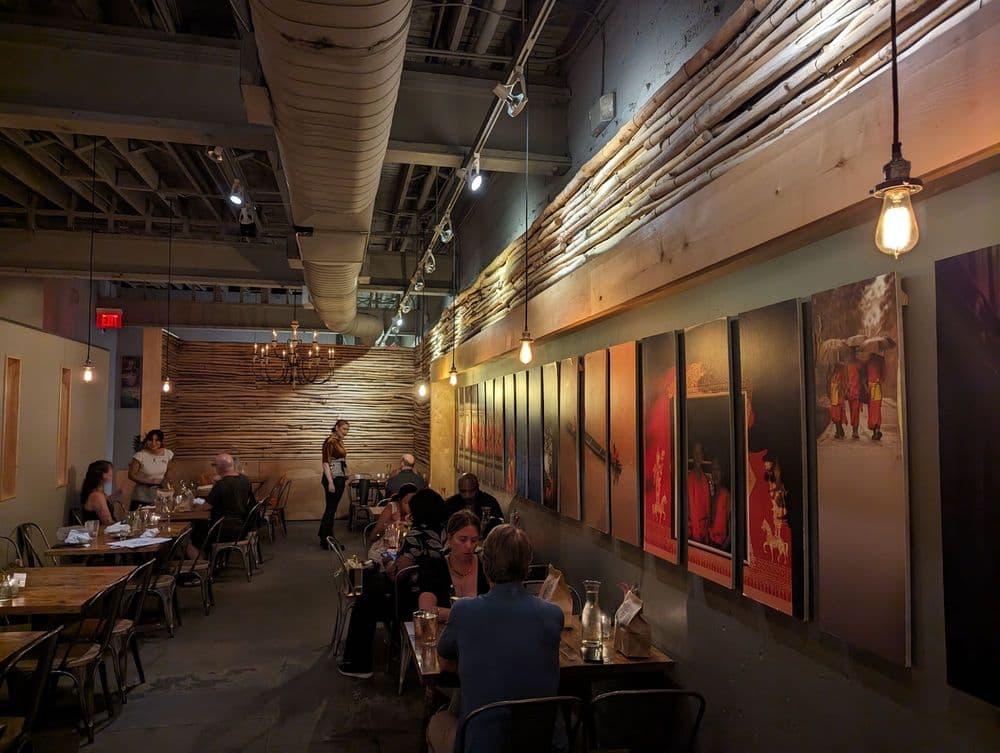 <b>Bida Manda</b>
<br>
<b>Dirección</b>: 222 S Blount St. Raleigh, NC
<br>
<b>Teléfono</b>: (919) 829-9999
<br>
<b>Sitio web</b>: 
<a href="https://www.bidamanda.com/">https://www.bidamanda.com/</a> 
<br>
<b><a href="https://www.yelp.com/map/bida-manda-raleigh">Cómo llegar</a></b>
<br>
<br>Aseguran que ofrecen “cócteles artesanales de temporada, una extensa carta de cervezas y un atento programa de vinos en un ambiente vibrante y de buen gusto”.