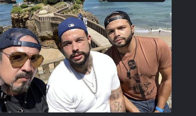 Pero en las imágenes que estos días han compartido su padre y sus hermanos desde España, Emiliano luce ya sin esos diseños. 
<br>