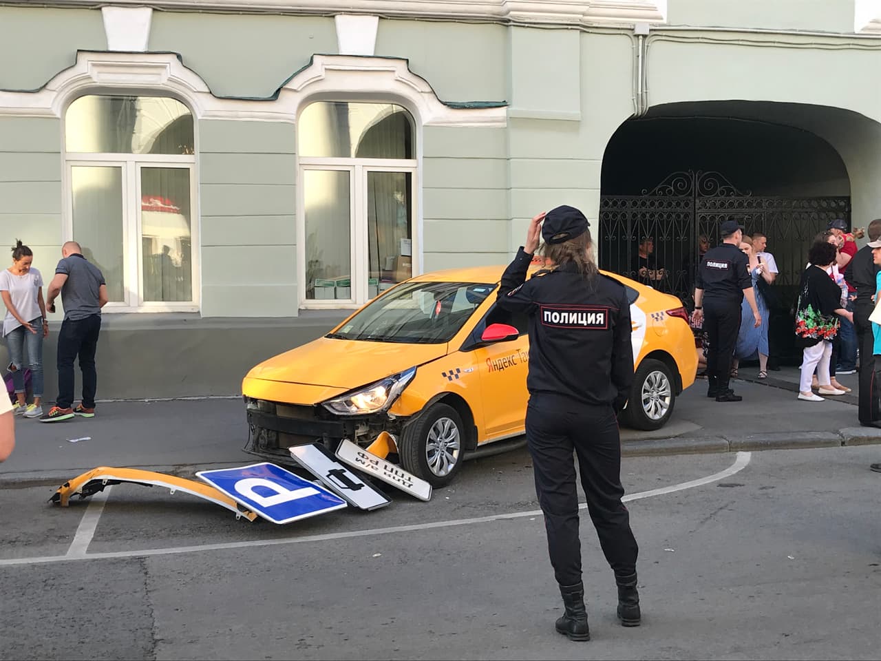 El taxi también derribó un poste con anuncios de tránsito.