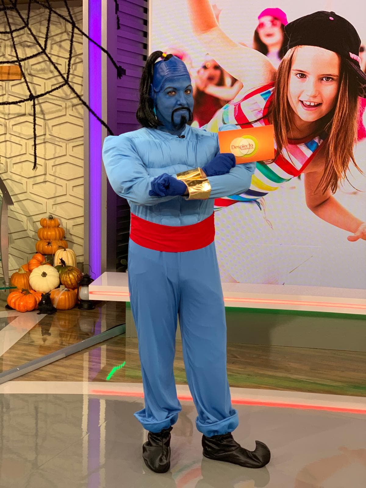 El genio de la lámpara de 'Aladdin' no dudó en cumplir sueños en la mañana mágica de Despierta América. Bajo el disfraz de este personaje de cuento estaba Raúl González.