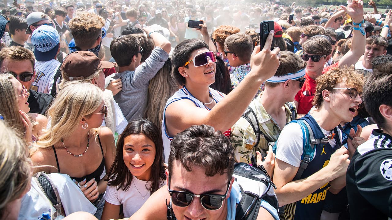 En esta ocasión son 150 artistas como Metallica, Dua Lipa, J Cole y Doja Cat se presentarán en 9 escenarios a partir del jueves 28 y hasta el domingo 31 de julio.