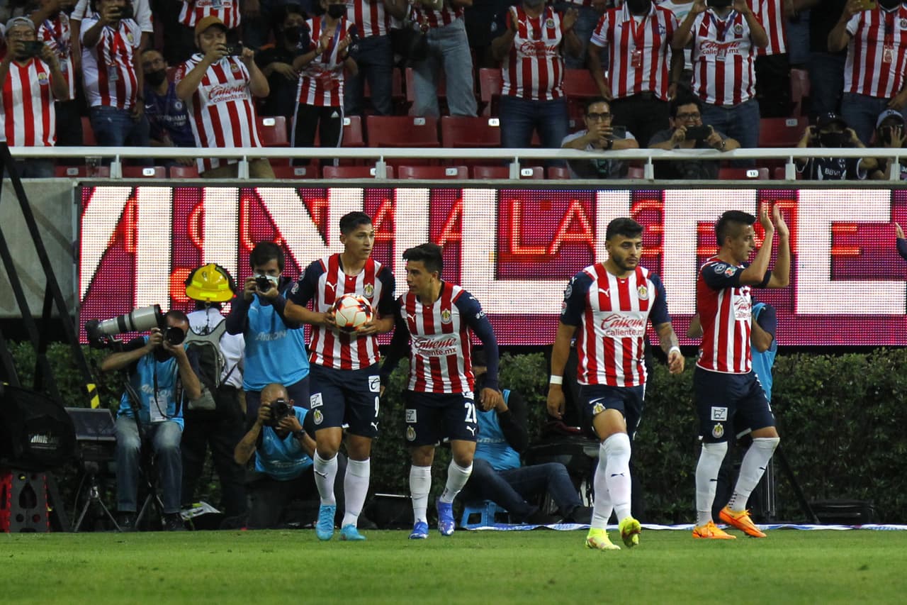 Chivas comenzó ganando con gol de Ángel Zaldíver, pero Rayados reaccionó y con goles de Gallardo, Vegas y un ‘osote’ de Miguel Jiménez terminó por vencer y hundir a un Guadalajara que podría quedarse sin DT.