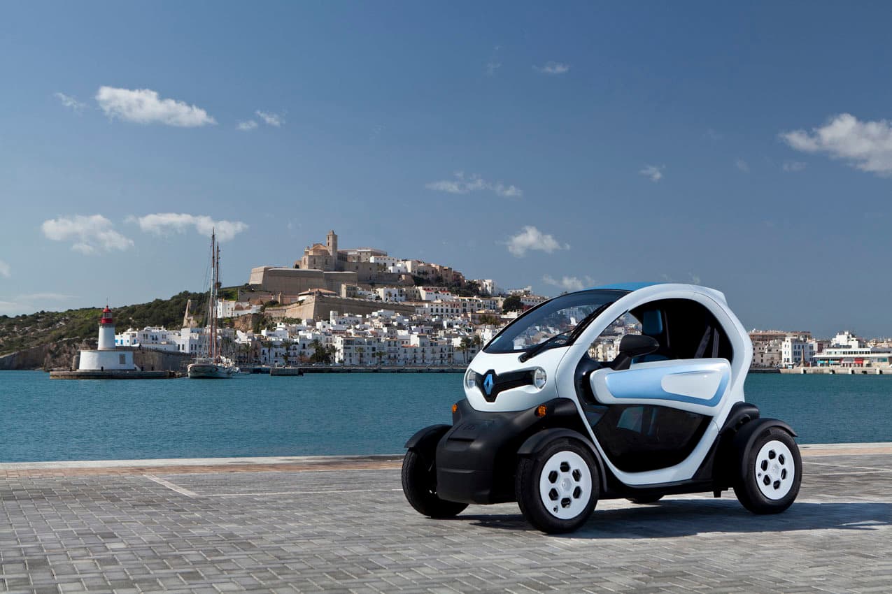 El Renault TWIZY es un auto eléctrico de dos plazas disponible en dos versiones, el Life 45 con un motor de 5 caballos de fuerza y el Life 80 con un motor 17 caballos de fuerza. Su numerología hace referencia a la velocidad máxima que estos modelos alcanzan, 45 y 80 km/h (28 y 50 mph), respectivamente. El auto tiene una autonomía de 100 kilómetros (62 millas), aunque esta cifra puede variar según el tipo de conducción. Sin posibilidad de recarga rápida, a la batería le toma 3 horas y media de corriente convencional para llegar al 100%.