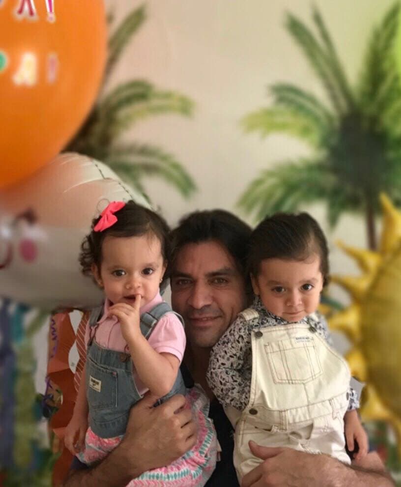 “Nosotros felices de verlos crecer. Todos los días hacen cosas nuevas y distintas, y los disfrutamos muchísimo”, expresó la ojiverde.