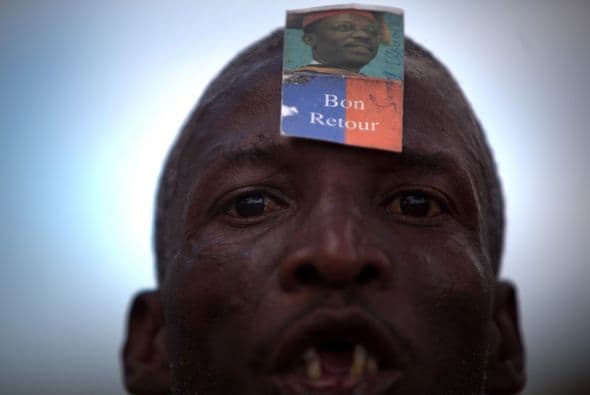 Miles de partidarios del presidente exiliado Jean-Bertrand Aristide iniciaron el viernes una marcha por la capital, mientras gente cercana al círculo del ex líder aseguraba que éste planea regresar pronto desde su exilio en Sudáfrica.