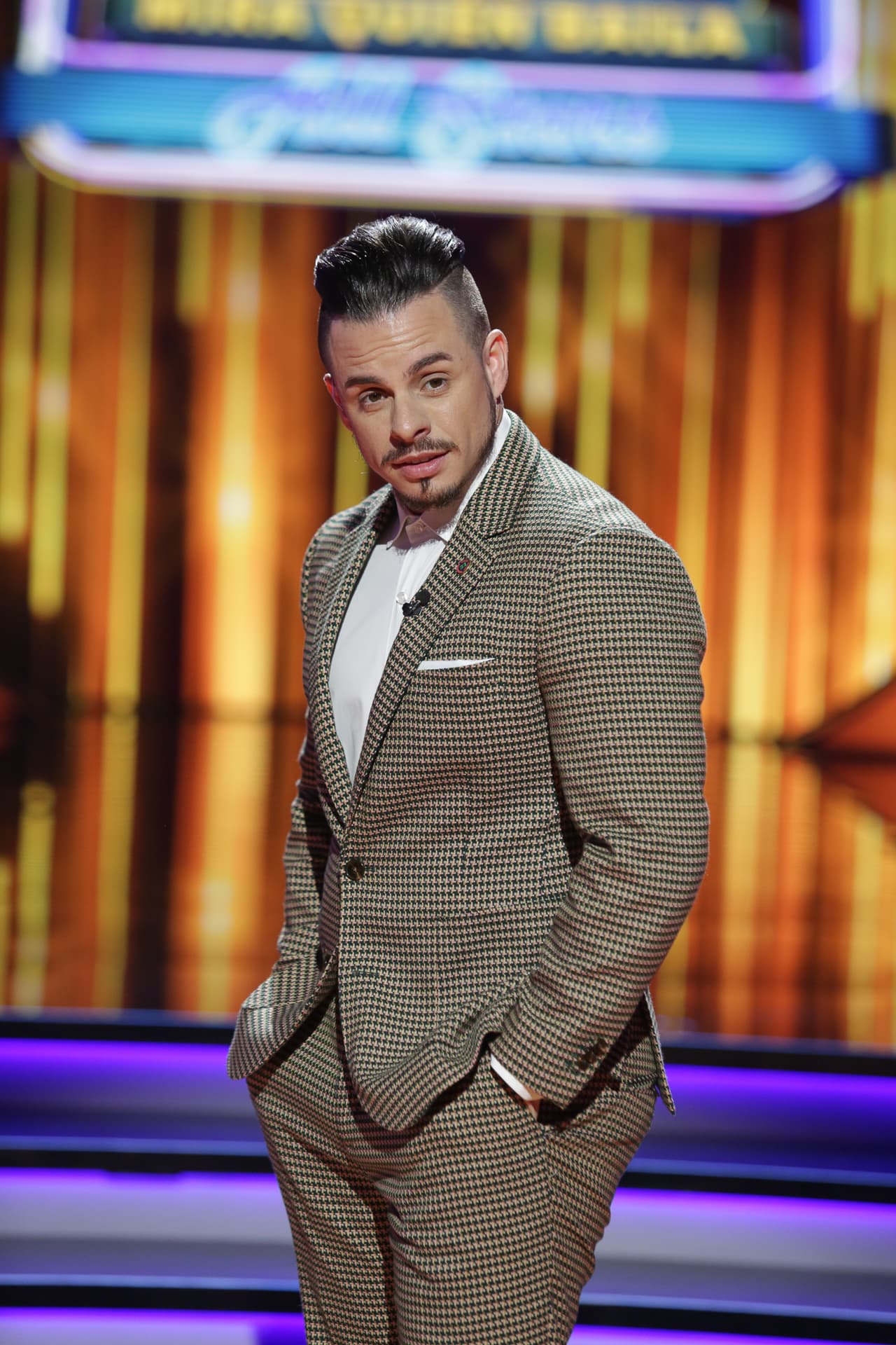 Con un traje en color café, el juez desató suspiros entre sus admiradoras.