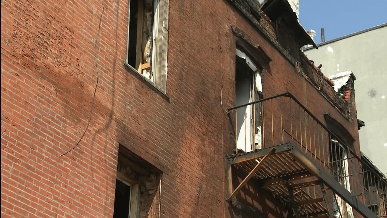 <b>Seis bomberos fueron atendidos por heridas leves y cuatro apartamentos fueron evacuados </b>pero ningún residente resultó herido.
