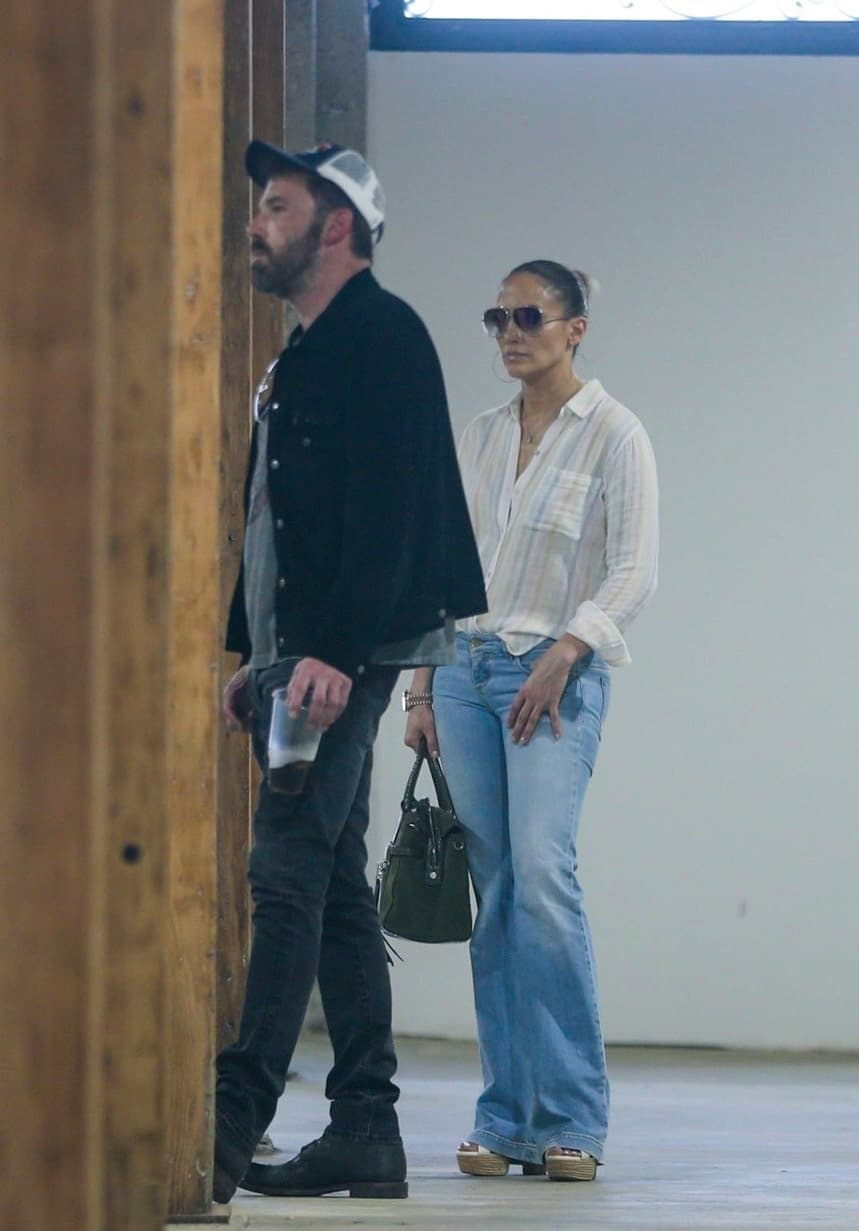 De acuerdo con los reportes, la pareja sigue en búsqueda de un lugar para vivir y 
<b>visitaron algunas otras propiedades</b> en Bel-Air y Beverly Hills. 
<br>
<br>