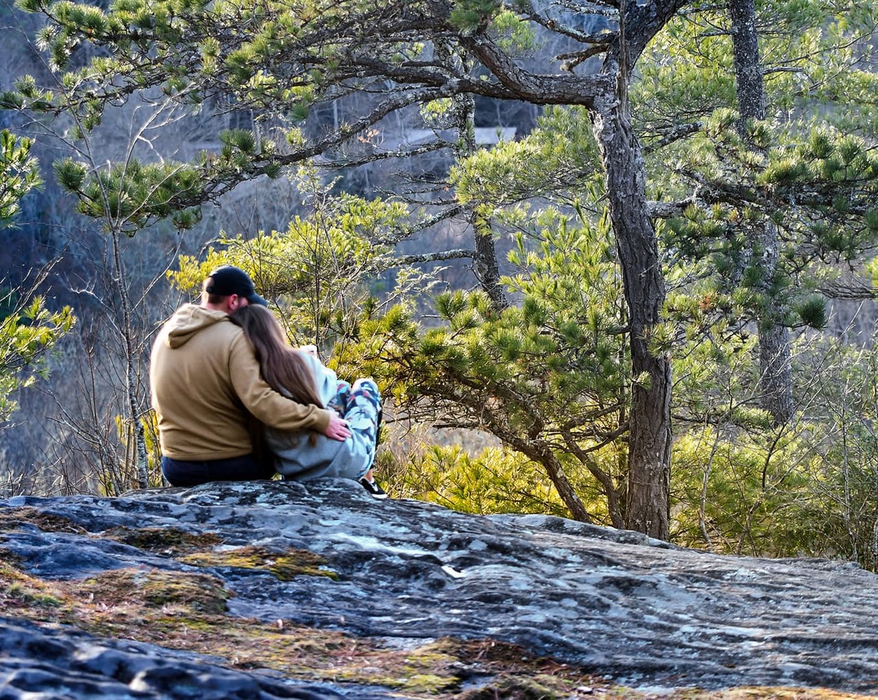 <b>Highlands</b>
<br>
<b><a href="https://maps.app.goo.gl/qWMgvqgNkcJXLyoL7">Cómo llegar</a> </b>
<br>
<br>Para las parejas que anhelan una escapada a la montaña que no escatime en lujo, Highlands es el lugar perfecto para visitar en Carolina del Norte. Ubicada en el suroeste del estado, cerca de las fronteras de Georgia y Carolina del Sur, Highlands es una de las ciudades más altas al este del río Mississippi y se encuentra a una altura de más de 4,100 pies. Gracias a su ubicación alpina, la ciudad ofrece en todo momento unas vistas dignas de una postal.