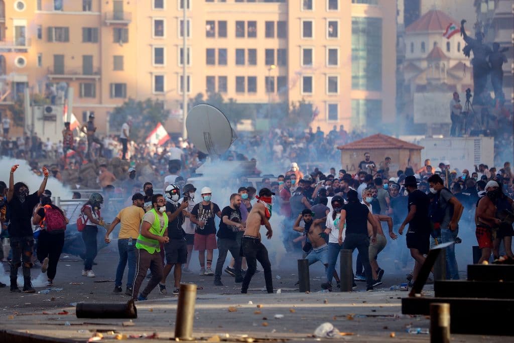 En una muestra de la furia de la gente, el presidente del opositor partido cristiano Kataeb dijo que sus tres legisladores han decidido renunciar al Parlamento por la tragedia, que calificó de “desastre”. Sami Gemayel pidió a cada miembro “honorable” del Parlamento que renuncie y trabaje por el “nacimiento de un nuevo Líbano”.