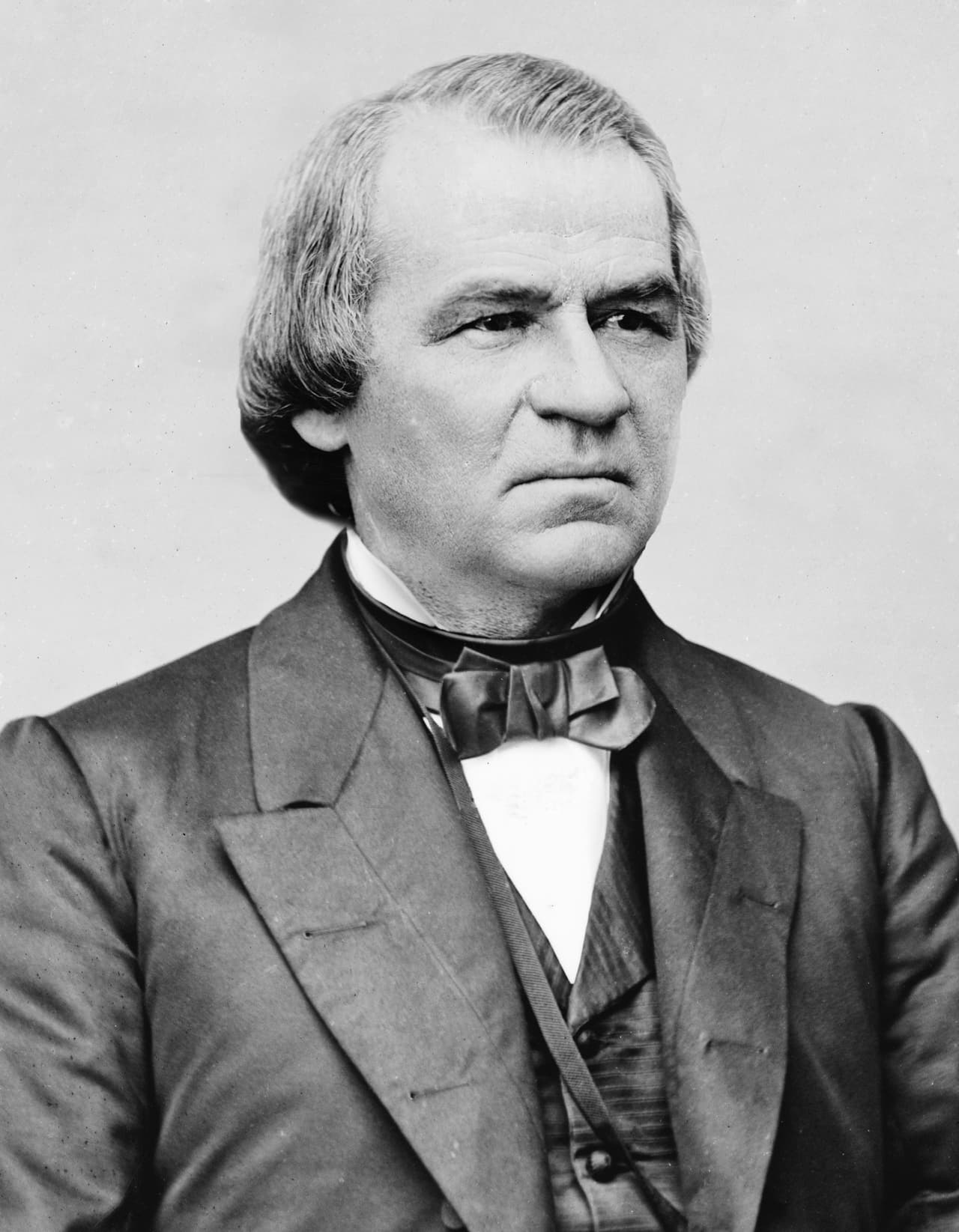 Andrew Johnson (1808–1875) era sastre y hacía sus propios trajes. El legado político de su presidencia, entre 1865 y 1869, fue trabajar en el regreso de los Estados Confederados a la Unión, pero su mayor rival en esta tarea fue el Partido Republicano, que, de hecho, lo llevaron a un juicio político, el primer "impeachment" de la historia del país.