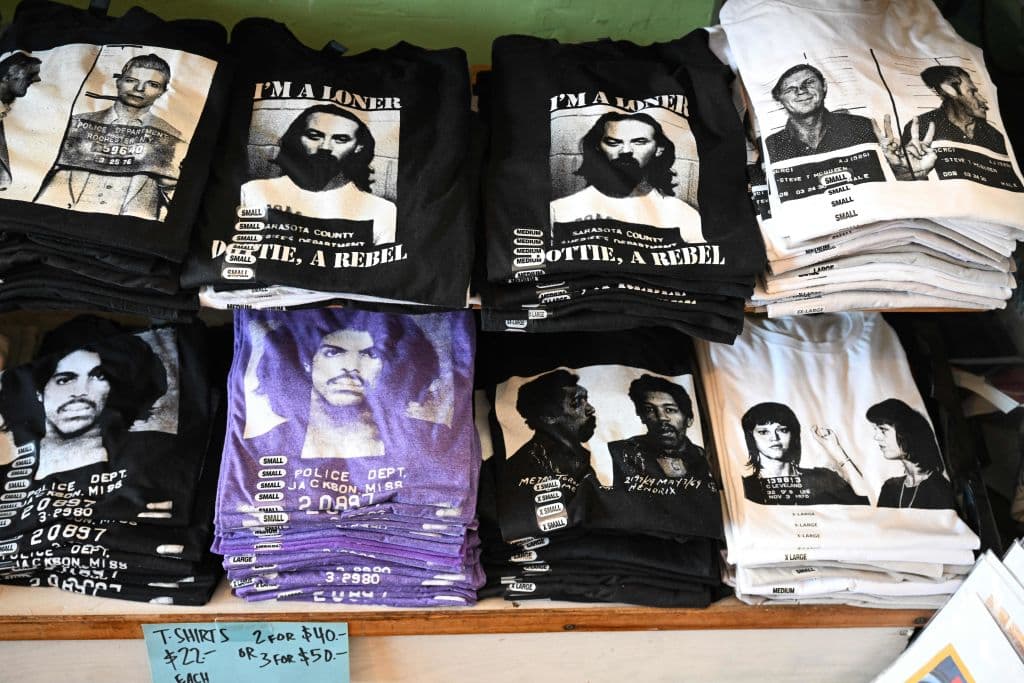 Los 'mug shots' o fotos de fichajes policiales como el de Donald Trump son de dominio público y, sin derechos de autor. Eso permite que tiendas como Y-Que, entre otras, puedan hacer diseños y dinero con ellos.