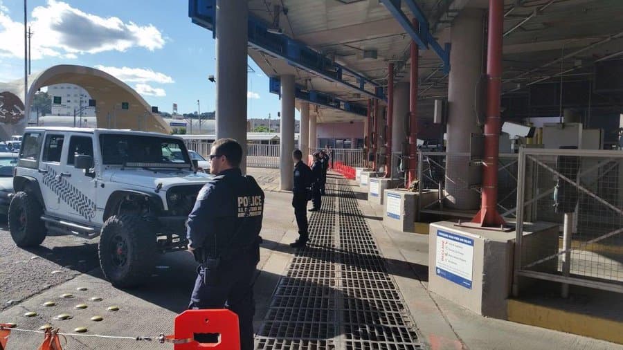 La frontera terrestre de México hacia Estados Unidos ha estado cerrada al tráfico no esencial desde el 21 de marzo del 2020. Solo se permite el paso en auto o a pie a ciudadanos o residentes legales de Estados Unidos, pero no a personas con visa de turista. Esas restricciones han afectado a familias que han permanecido separadas desde el inicio de la pandemia.
<br>