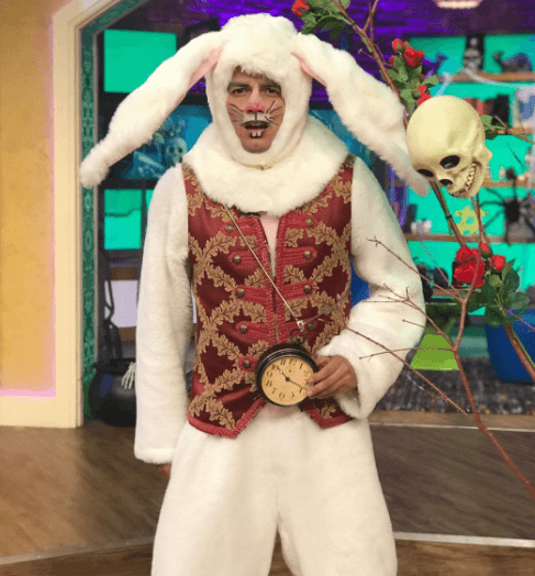 Este tierno conejito pendiente del reloj era nada más ni nada menos que Orlando Segura.