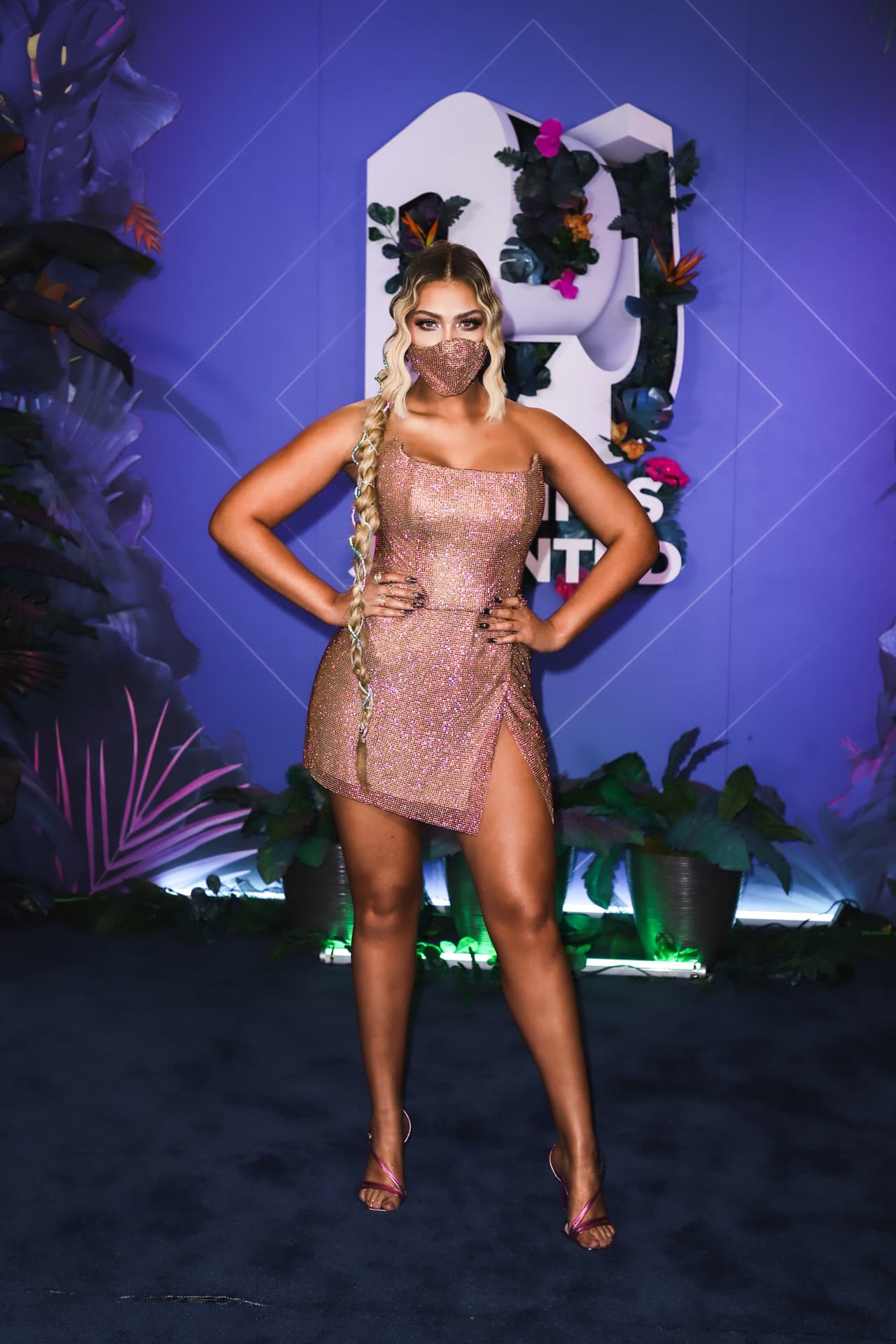 Aunque la pandemia ha cambiado el mundo de la moda, los minivestidos, los tacones, el bling bling y el glamour siguen siendo los ingredientes básicos de las celebridades que se dieron cita en este evento.