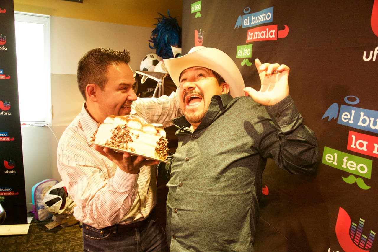 El Zorro no se podía quedar por fuera del cumpleaños del Feo.