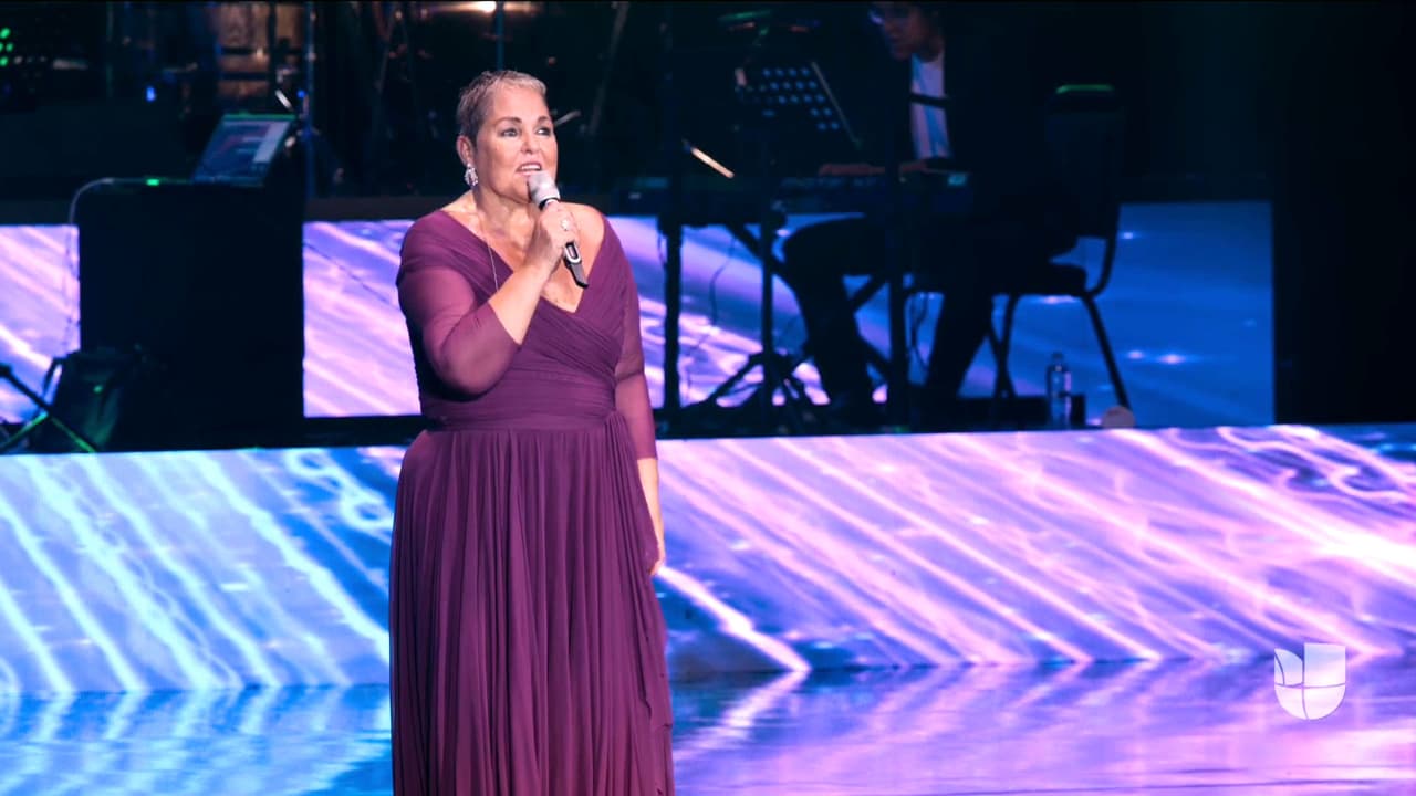 Y para cerrar con broche de oro, Lupita D'Alessio volvió al escenario para entregar el alma en cada una de sus canciones.