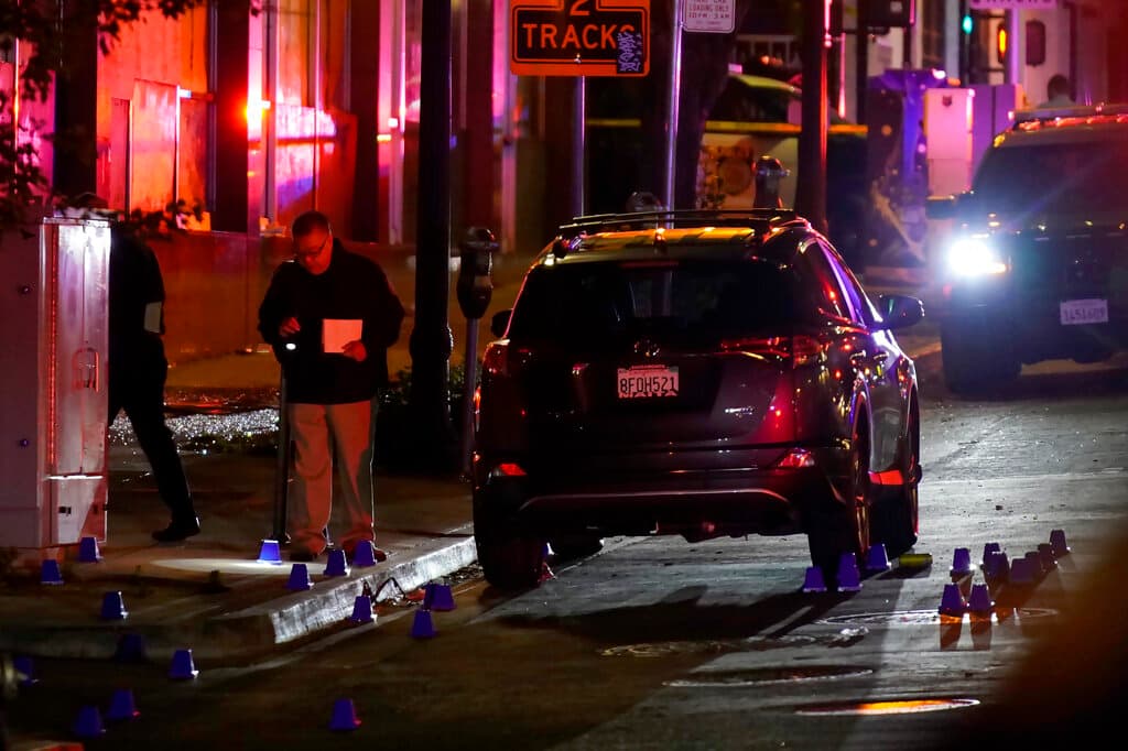 Minutos más tarde, hacia las 2:05, la policía llegó a la intersección de 10th y K Street, en donde encontró a seis personas muertas con heridas de arma de fuego.