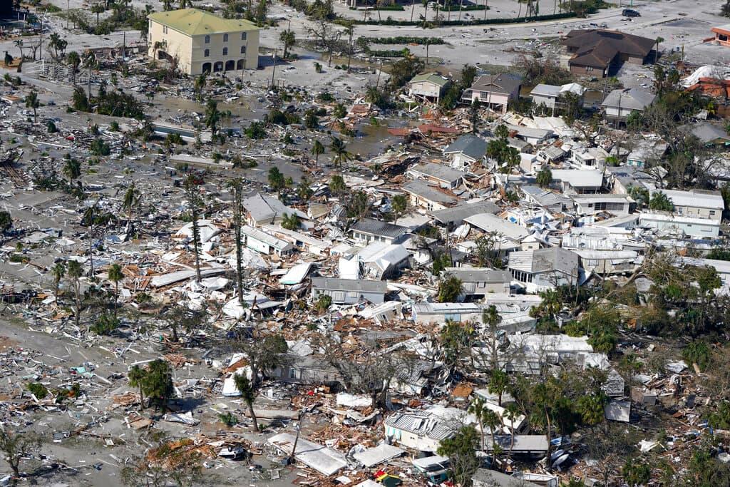 Una vista aérea de Fort Myers, donde se observan las casas dañadas y los escombros tras el paso del huracán Ian.
<br>
<br>La destrucción comenzó a ser evidente un día después de que el ojo de Ian tocara tierra en Florida como uno de los huracanes más potentes que haya azotado Estados Unidos.