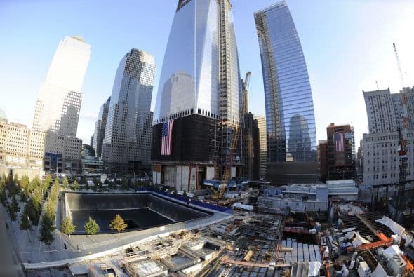 La piscina norte del Memorial 9/11 con el One World Trade Center, en construcción durante la ceremonia del 2011.