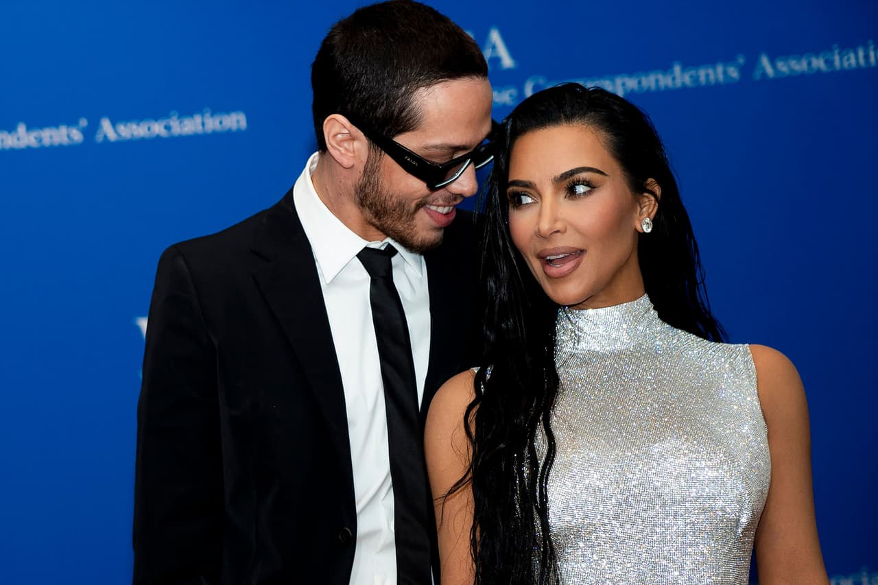 “Imaginen si mi predecesor hubiera venido a cenar este año”, dijo Biden ante unas 2,600 personas, entre periodistas, miembros del gobierno y celebridades, como Kim Kardashian y su pareja, el comediante Pete Davidson.