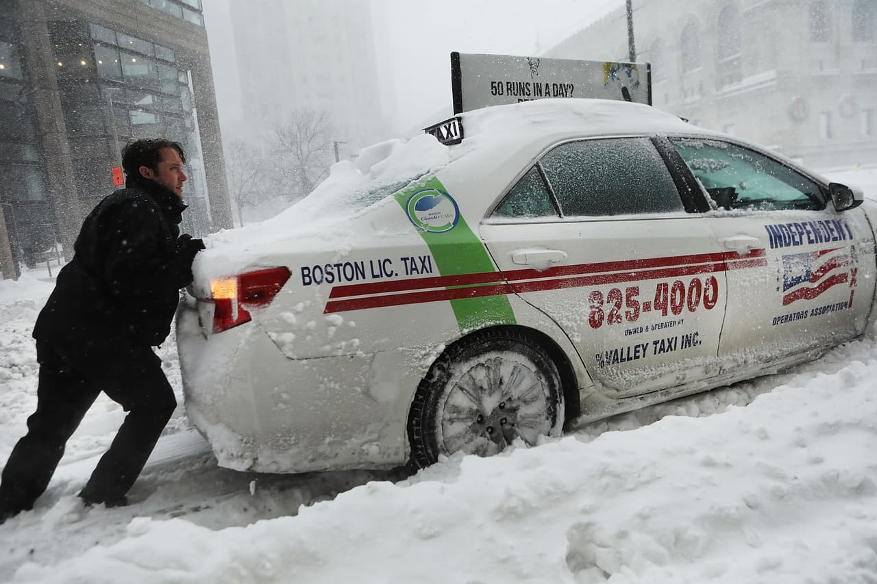 <b>Enciende la luz de la cúpula por la noche</b>, cuando el motor esté en marcha.