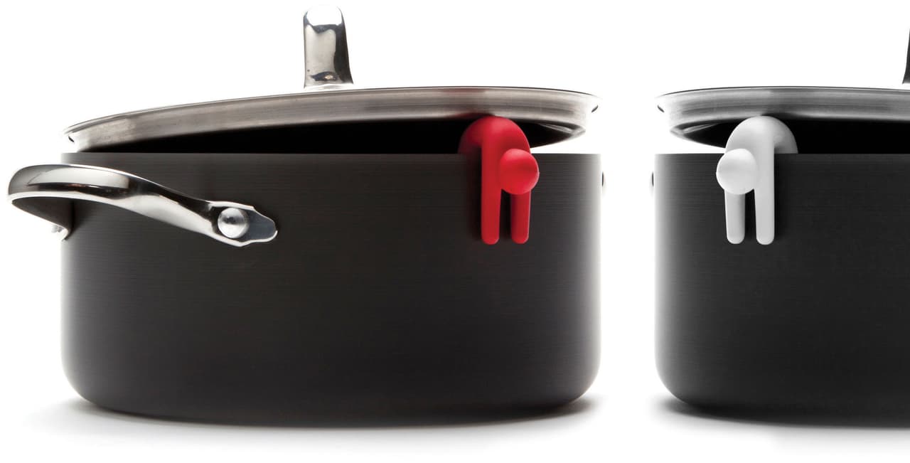 Si quieres ponerle un twist de humor a tu tiempo en la cocina estos levanta tapas de silicona, de nombre Sid, son el gesto que se necesita. De Luka Or para PA Design. $15 USD, de venta en pa-design.com