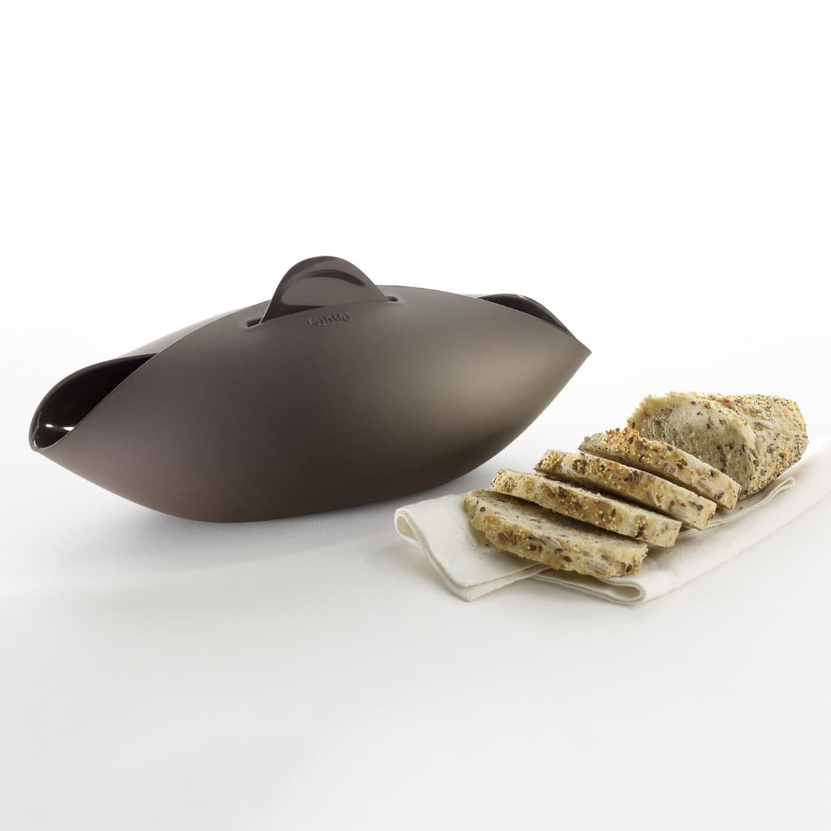 Este Bread Maker de Lékué está hecho de silicona. En él puedes pesar, amasar, reposar la masa y hornear pan sin caos. $44 USD, us.amara.com