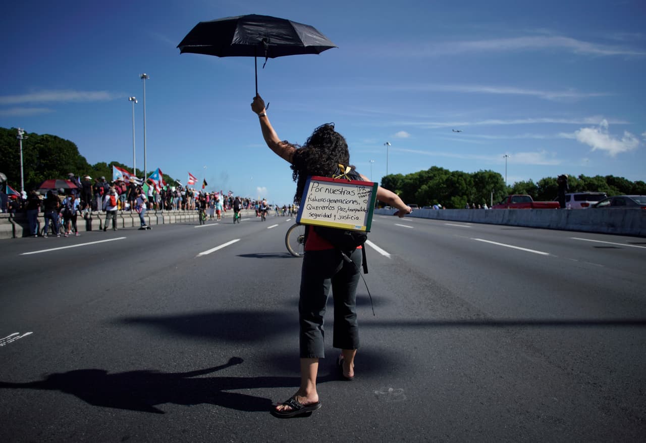 "Para nuestras generaciones futuras, queremos paz, tranquilidad, seguridad y justicia”, uno de los mensajes vistos en un nuevo día de protestas en Puerto Rico, el décimo consecutivo. Una multitud se lanzó a las calles de San Juan para pedir la renuncia del gobernador Ricardo Rossello, tras la filtración un chat lleno de insultos en el que participaron el gobernador y varios colaboradores, así como la presentación de cargos federales de corrupción contra su gobierno