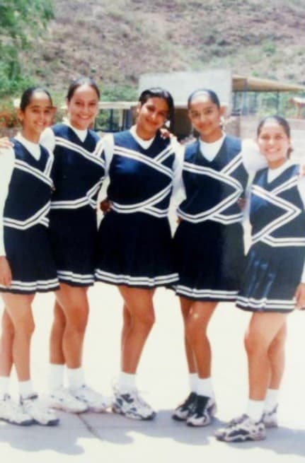 Satcha ha comentado que siempre fue buena estudiante y muy aplicada. En los deportes también estuvo presente, aquí posó con sus compañeras porristas, ¿la reconoces?