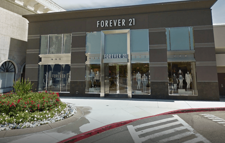 Las siete tiendas afectadas en el Área de la Bahía son las siguientes: en el centro comercial 
<a href="https://hillsdale.com/forever-21-2/" target="_blank">Hillsdale</a> en San Mateo, en 
<a href="https://www.theshopsattanforan.com/store/Forever-21/2138819292/" target="_blank">The shops at Tanforan</a> en San Bruno, en el 
<a href="https://www.westfield.com/oakridge/stores/all-stores/forever-21/19552" target="_blank">centro comercial Oakridge</a> en San José, en 
<a href="https://www.google.com/maps/place/Forever+21/@37.7859411,-122.4060267,15z/data=!4m5!3m4!1s0x0:0x9c2a7ec417051a77!8m2!3d37.7859411!4d-122.4060267" target="_blank">2 Stockton Street</a> en San Francisco, en el 
<a href="https://www.shopatnorthgate.com/store/FOREVER-21/2138929822/" target="_blank">centro comercial Northgate</a> en San Rafael, en 
<a href="https://www.shopsunvalley.com/stores/forever_21" target="_blank">Sun Valley</a> en Concord y en el 
<a href="https://www.shoppingsolanotowncenter.com/store/Forever-21/2138889587/" target="_blank">centro Solano</a> en el bulevar Gateway en Fairfield.
<br>