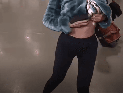 La actriz y cantante mexicana enseñó su abdomen para demostrar que no se había sometido a ninguna operación estética.