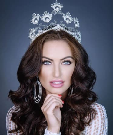 Es bien sabido que los concursos de belleza exigen una imagen física impecable, así como inteligencia y talentos excepcionales. En tiempos recientes estos han evolucionado y actualmente tenemos la oportunidad de ver diferentes tipos de cuerpos, alejados de los estereotipos.