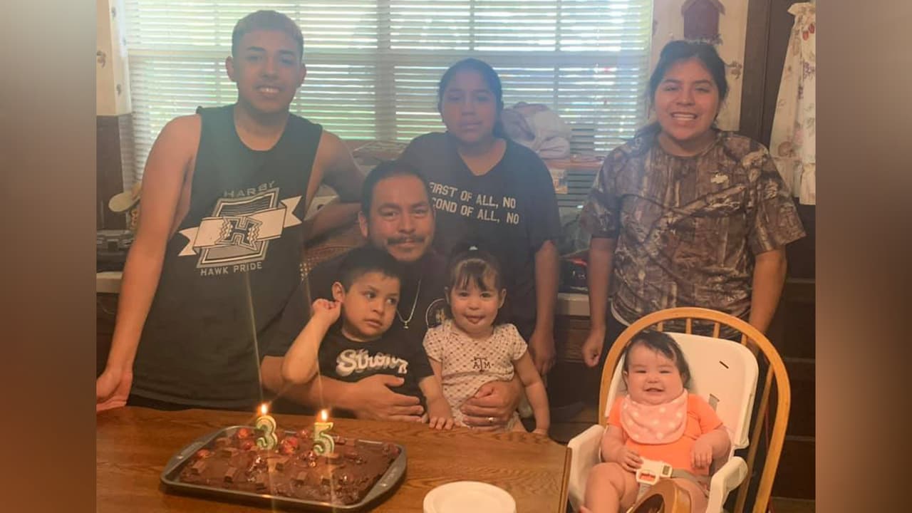 La familia le dio el último adiós el sábado 27 de febrero y
<b><a href="https://www.univision.com/local/houston-kxln/antes-de-su-muerte-por-coronavirus-charles-torres-graba-video-de-despedida-desde-el-hospital-en-houston-video">compartieron el video</a></b> en el se despidió de todos, especialmente de sus hijos. En la grabación les dijo que los amaba y les pidió que cuidaran mucho de su madre.