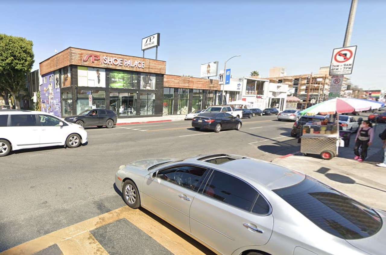 Buscan a sospechoso de matar a hombre durante rifa de zapatos en Los Ángeles