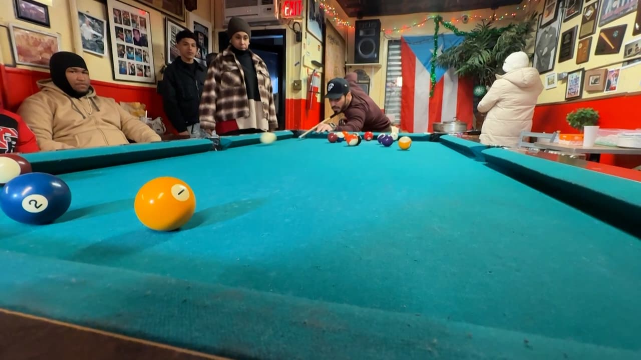 “Después
<b>empezamos a jugar, unos dominó, otros jugaban al billar y así seguimos unidos todos</b>. No es un sitio de negocio, sino que viene la gente, todo el mundo amigable”, explicó.
<br>