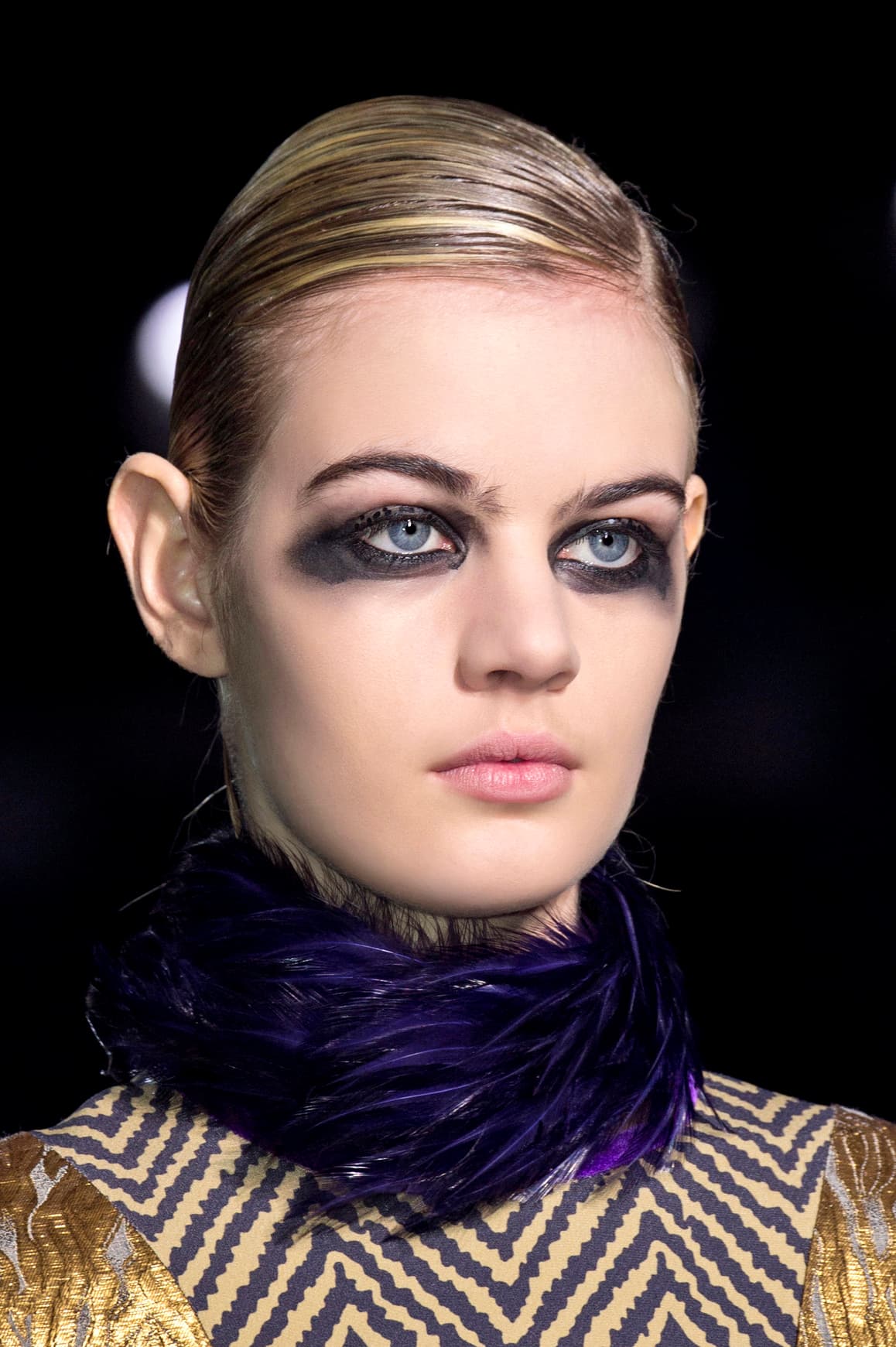 En la propuesta de 
<a href="http://www.driesvannoten.be/">Dries Van Noten</a> las cejas van bien marcadas con un tono mucho más oscuro que el del pelo, mientras que en la cuenca de los ojos se corre una sombra negra con aspecto aceitoso.
<br>