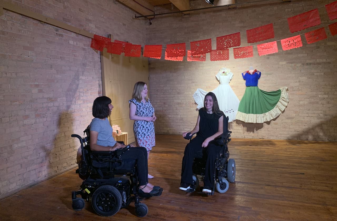 La exhibición muestra el proceso creativo de Reveca, Mariam y Tara como artistas con discapacidades y la experiencia humana de la discapacidad como una inspiración. 
<br>