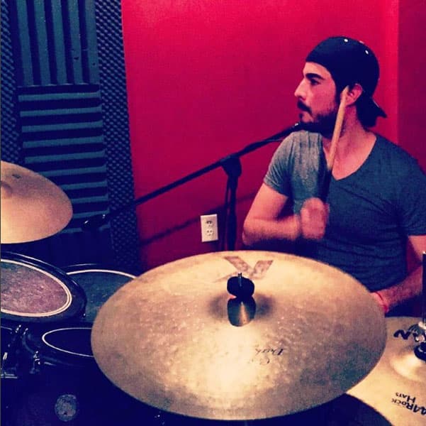 Además de sus actividades como empresario, Josué es parte de un grupo de rock, toca muy bien la batería.