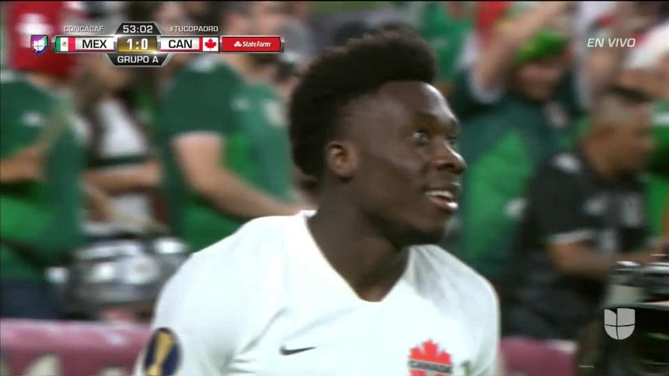 Tiro desviado de Alphonso Davies