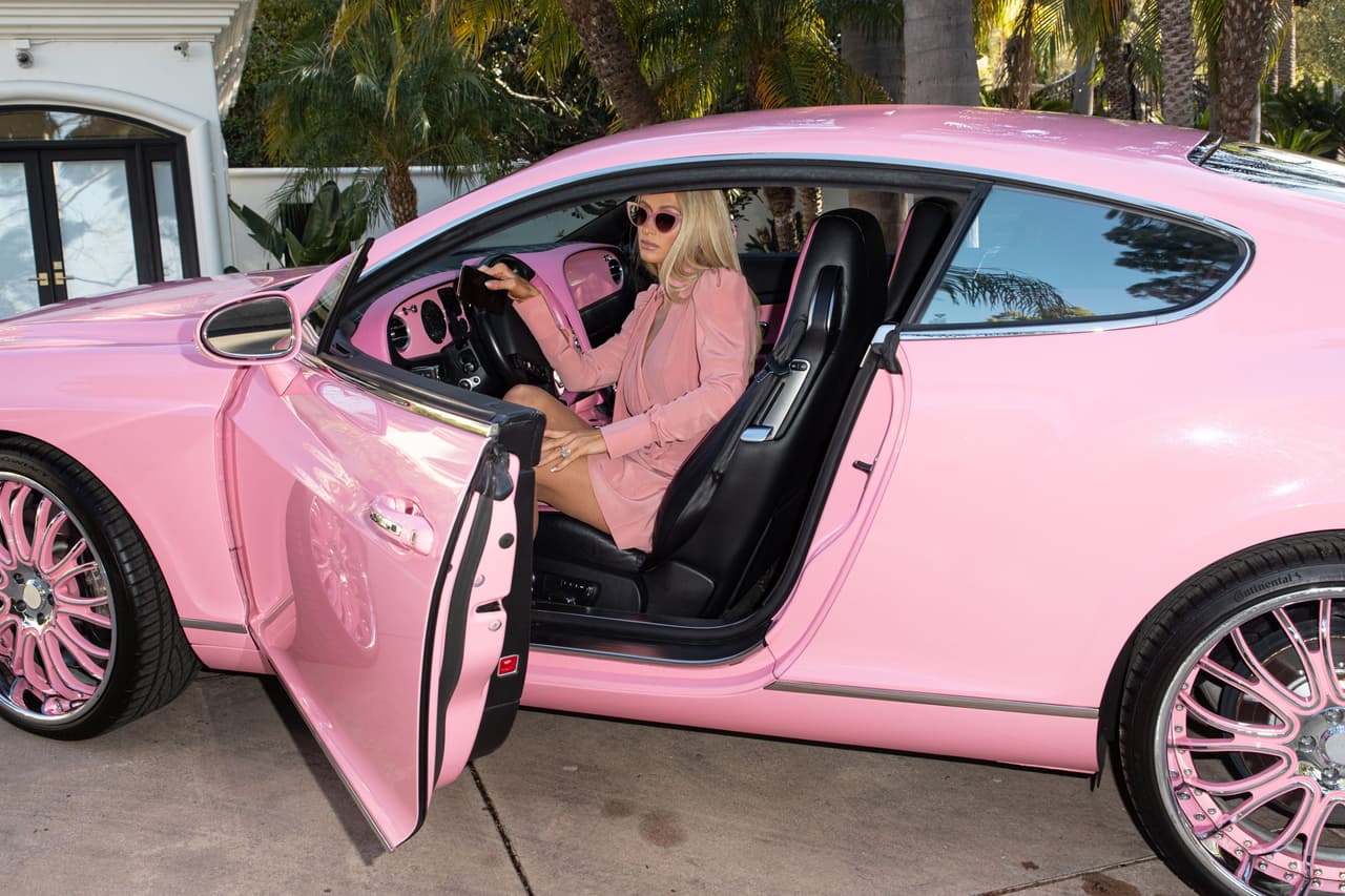 En 'The Real Story of Paris Hilton', el documental producido por YouTube Originals que cuenta la vida como influencer de la heredera de los hoteles Hilton, ella explica que 
<br>nunca ha sido vista llevando el mismo atuendo.