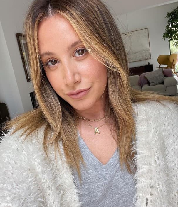 Ahora Ashley Tisdale tiene 36 años y suele compartir en Instagram fotografías de su hija Júpiter, a quien tuvo al lado de su esposo Christopher French. Ha aparecido en otras películas como ‘Amateur Night’ y Scary Movie 5’.