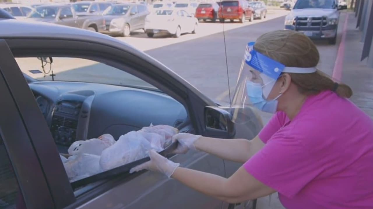 Distribuyen alimentos gratis para estudiantes del Distrito Escolar Independiente de Katy