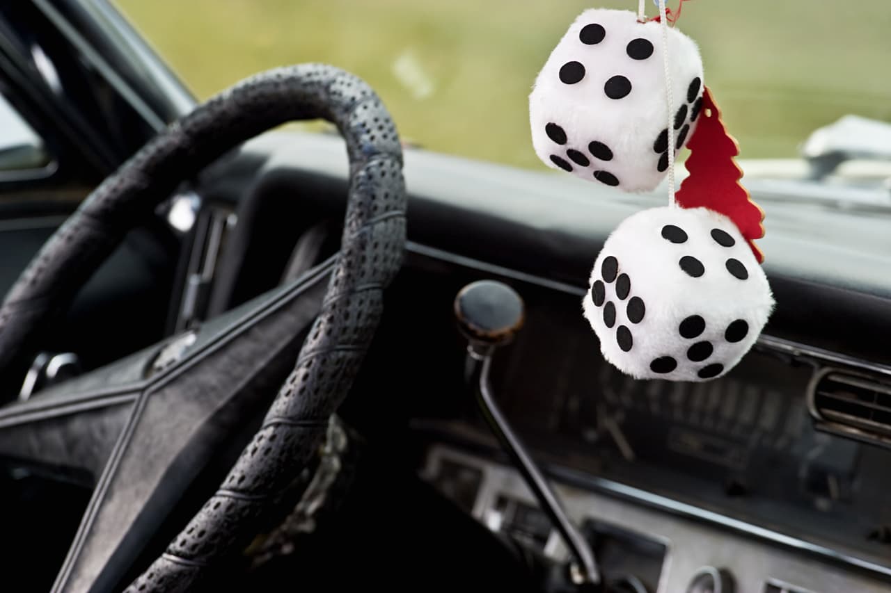 En Nueva Jersey no puedas llevar ningún objeto colgado del retrovisor que pueda obstruir la visión del conductor. En otras palabras, el simple hecho de llevar un par de dados de peluche es suficiente razón para que seas detenido y multado por la policía.